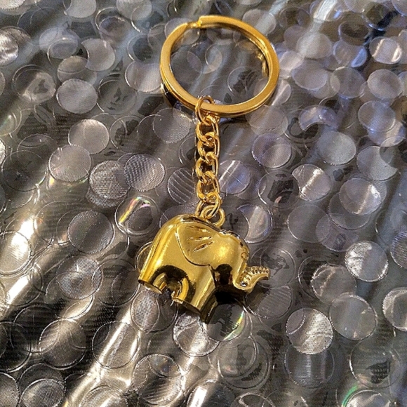 Golden Elephant Keychain - Picture 5 of 6